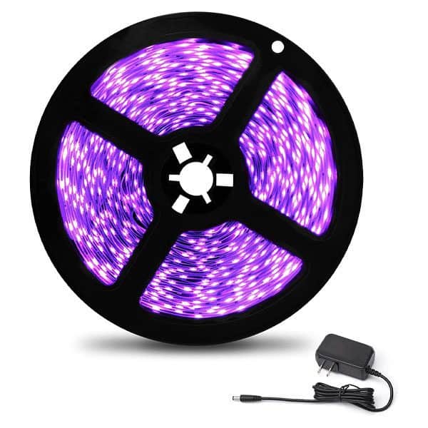 مصباح الأشعة فوق البنفسجية Deep Dream Black Light بطول 16.4 قدم/5 متر، شريط إضاءة LED بنمط SMD 2835 مكون من 300 مصباح LED مزود بمصدر طاقة 12 فولت، بمعيار IP65 لغرف النوم وحفلات الدي جيه المتوهجة وديكور غرف الهالوين